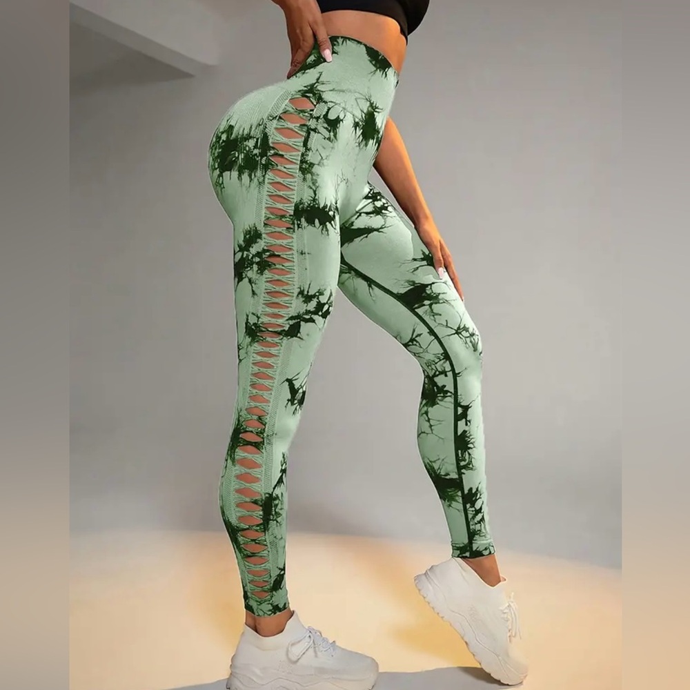 Green tie dye leggings with side cutouts. Size small ❤️
